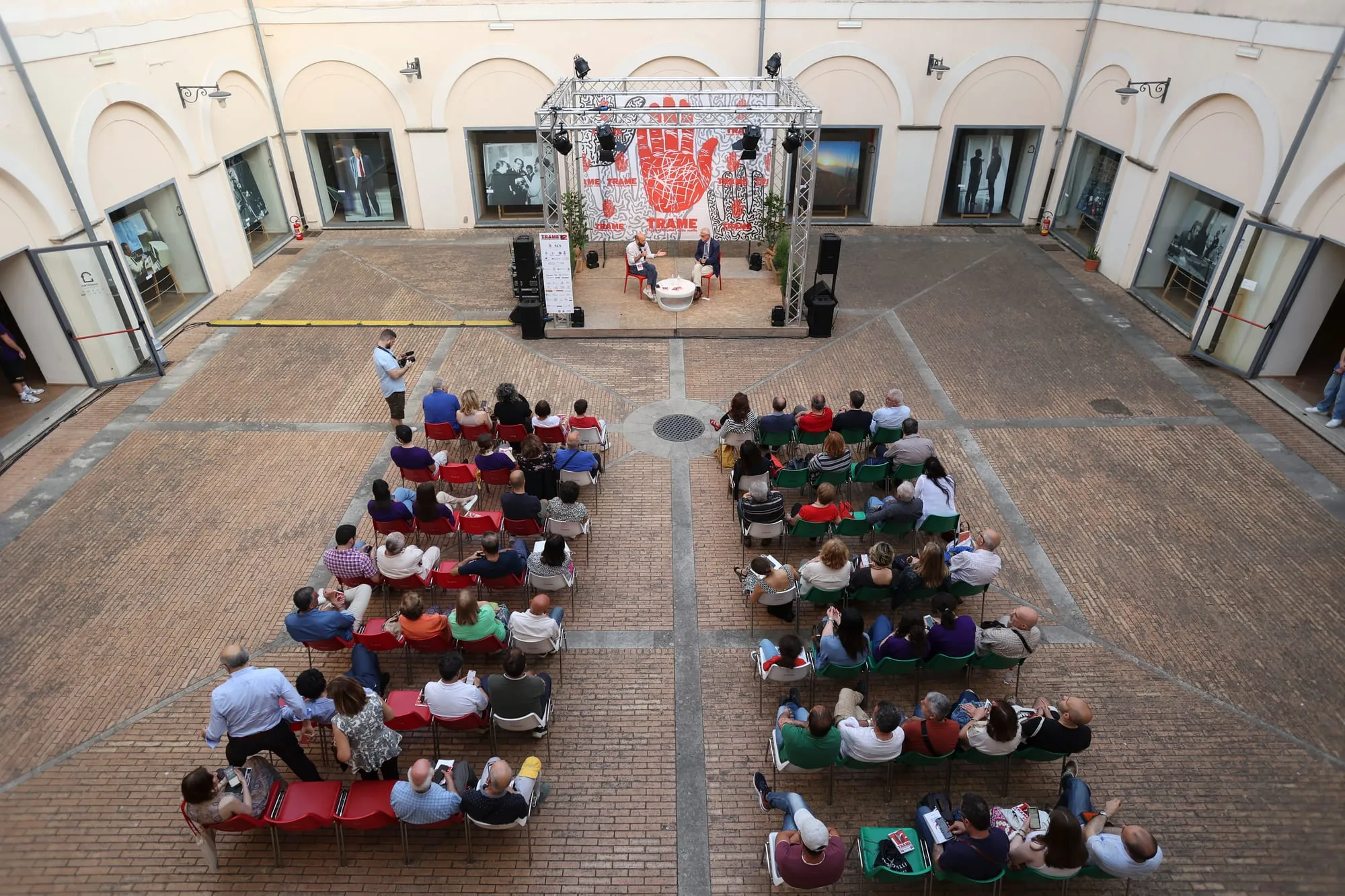 Il cortile allestito per il festival visto dall'alto, con il pubblico seduto